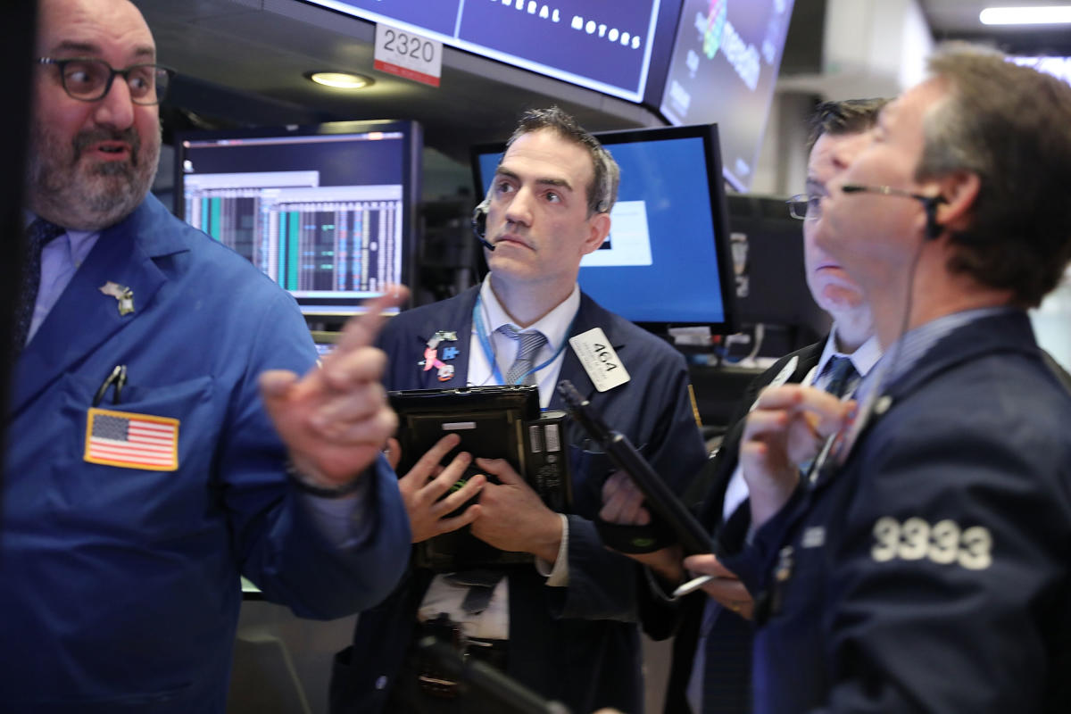 stock-market-news-today:-dow-falls-500-points,-nasdaq-slides-as-tech-rout-continues